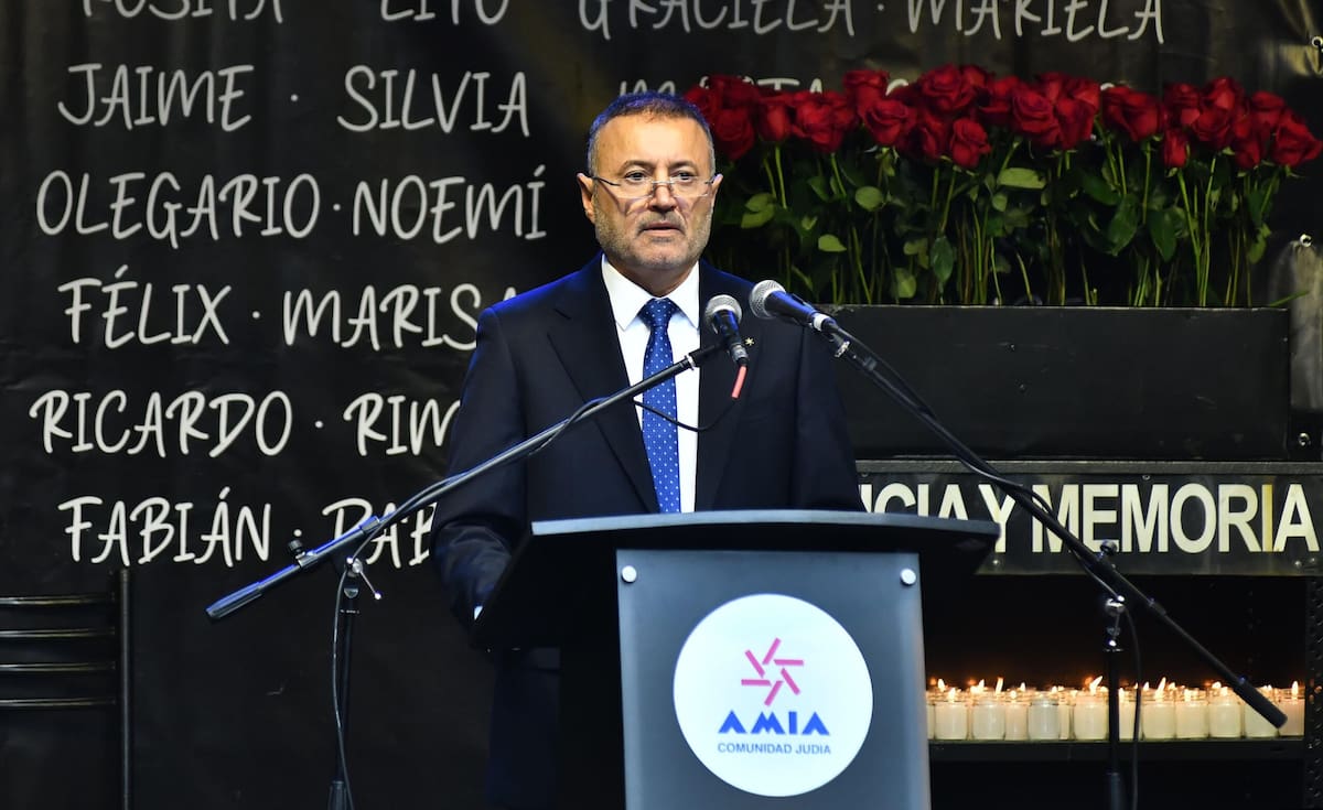 Osvaldo Armoza, presidente de la AMIA, en el acto por los 32 años del atentado.