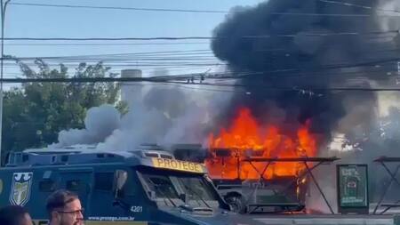 Una avioneta impactó contra un colectivo en Brasil. Foto: captura