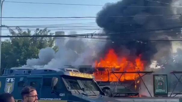 Impactante accidente aéreo en Brasil: una avioneta se desplomó en plena avenida y cayó sobre un colectivo