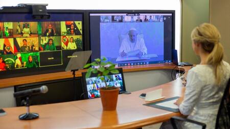 Encuentro virtual entre Papa Francisco y Fabiola Yañez
