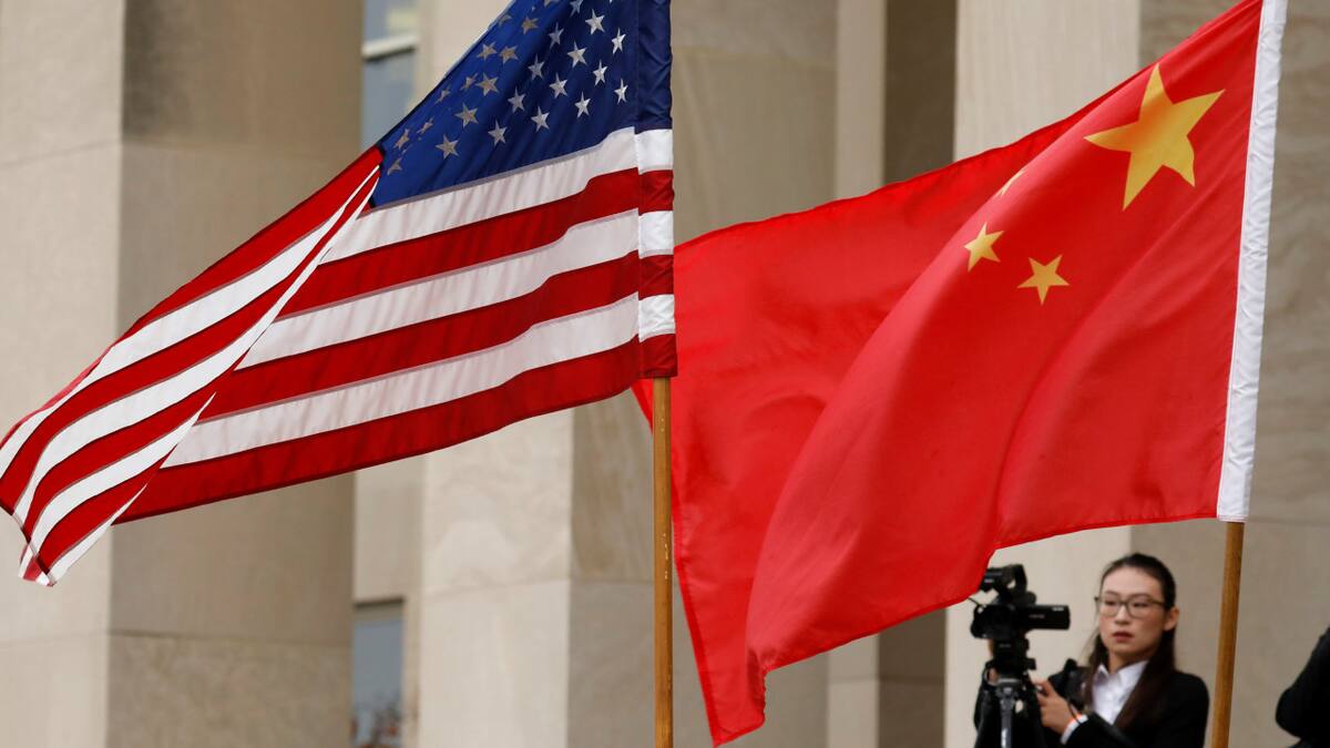 Las banderas de China y EEUU, en el Pentágono. Foto: Reuters