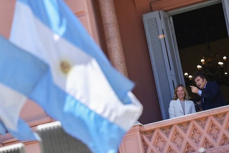 Giorgia Meloni y Javier Milei en el balcón de Casa Rosada. Foto: Reuters.