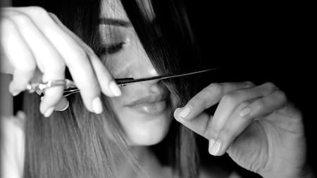 Corte de pelo, flequillo, peluquería. Foto Unsplash