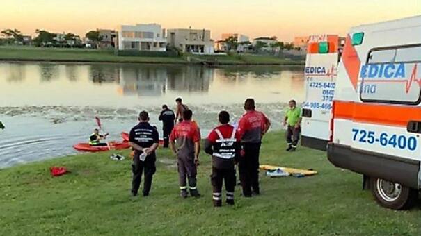 Retoman intensa búsqueda del joven que cayó a lago de un country tras navegar en kayak con amigos