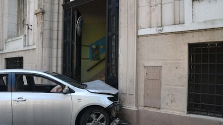 Perdió el control y chocó: el auto se incrustó en la puerta de un colegio