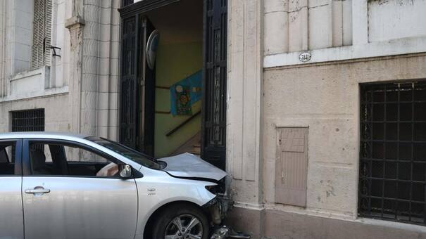 Perdió el control y chocó: el auto se incrustó en la puerta de un colegio