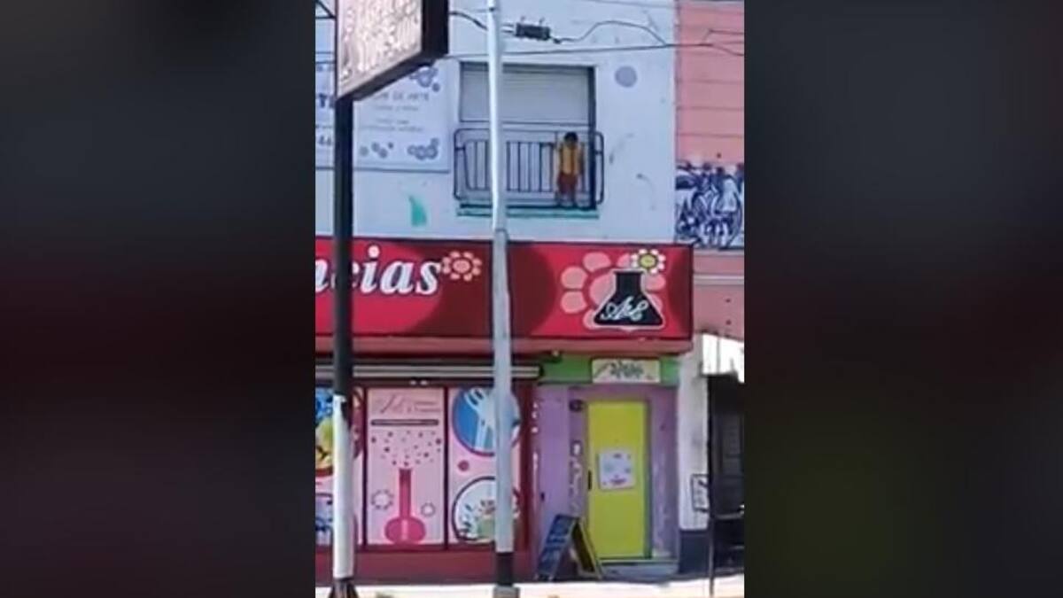 Niño encerrado en balcon de jardín de infantes (Canal 26)