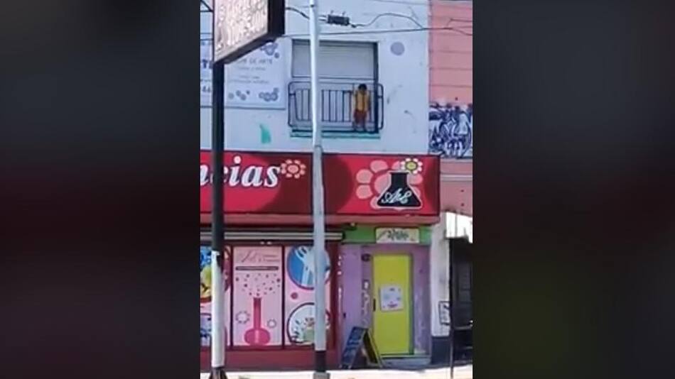 Niño encerrado en balcon de jardín de infantes (Canal 26)