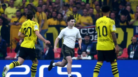 Un hincha se metió en el campo de juego en Wembley. Foto: EFE
