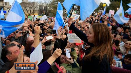 Marcha en apoyo a Vidal en Morón, placa RADIO LATINA