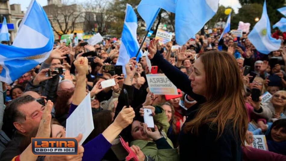 Marcha en apoyo a Vidal en Morón, placa RADIO LATINA