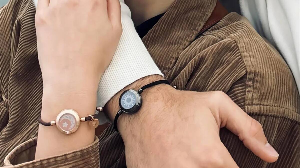 La nueva moda del amor: qué son las pulseras que vibran para “sentir cerca a tu pareja”