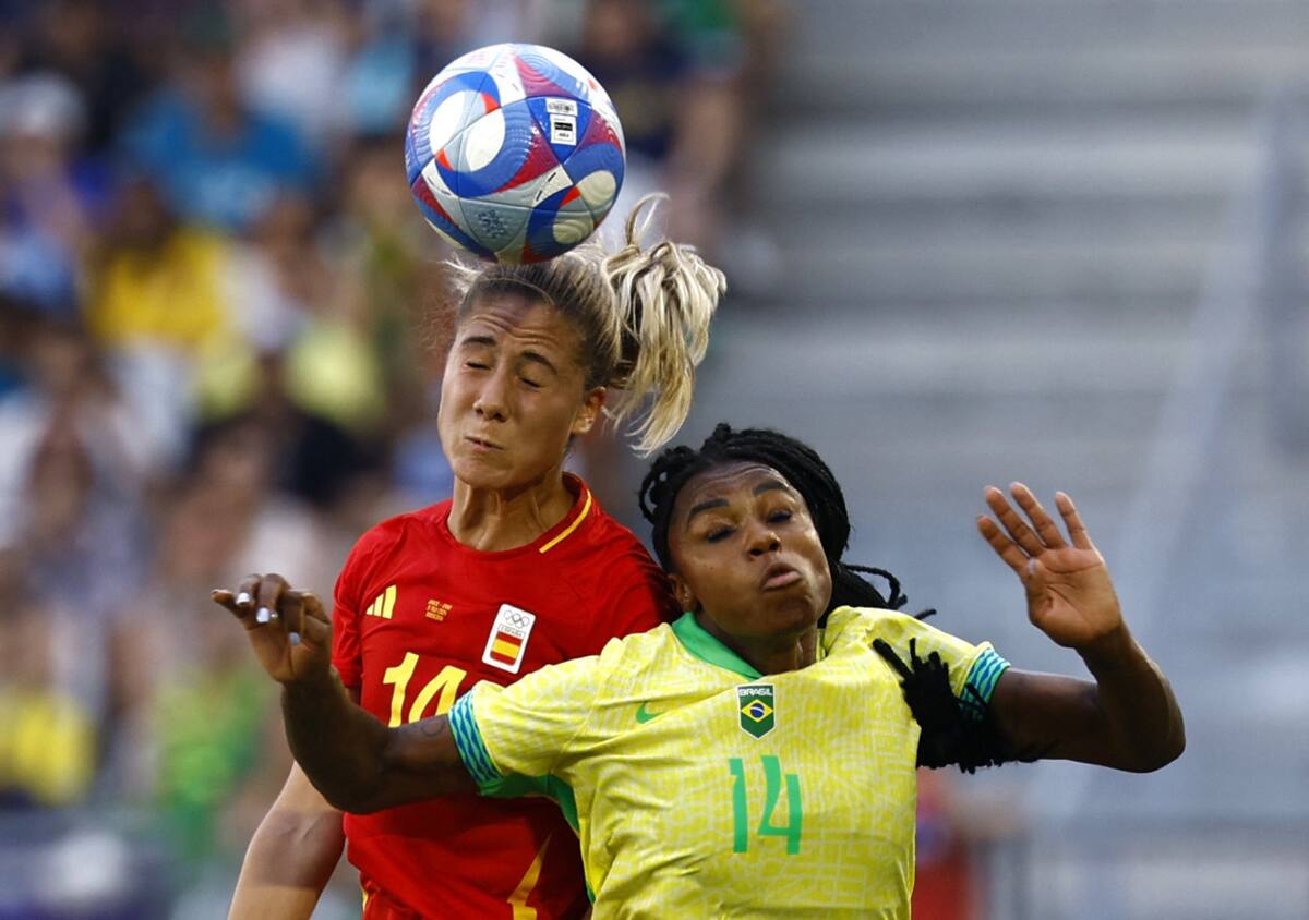 Fútbol - Brasil vs España - Laia Aleixandri de España en acción con Ludmila de Brasil. REUTERS/Susana Vera