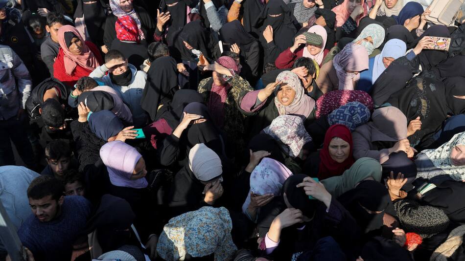 Palestinos se agolpan para recibir ayuda humanitaria en Gaza. Foto: Reuters.