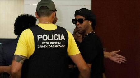 Ronaldinho, detenido en Paraguay