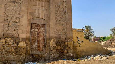 Fachada de la entrada al mausoleo del príncipe Mohamed Fadel Pasha el Dramali. Foto: EFE