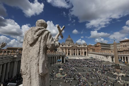 El Vaticano recibe miles de fieles durante el cónclave. Foto: REUTERS/Murad Sezer.