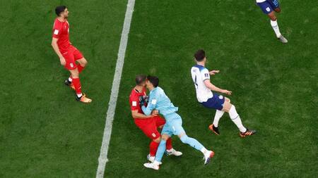 El choque del arquero de Iran que lo dejó fuera de juego. Foto:Reuters.