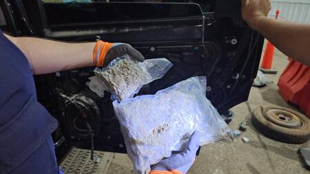 Aduana descubrió un cargamento de 20kg de droga en un auto. Foto: Aduana.