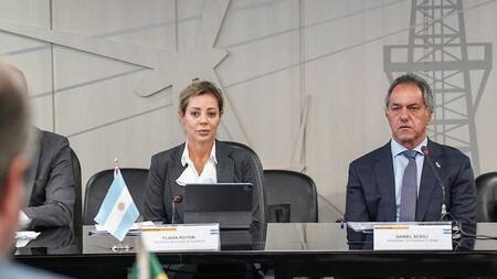 La secretaría de Energía Flavia Royón y el embajador en Brasil Daniel Scioli. Foto: Télam