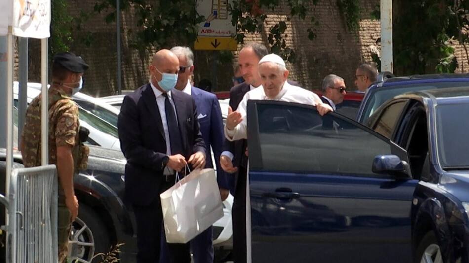 Papa Francisco saliendo del hospital, Italia, REUTERS