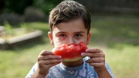 Niño comiendo sandía