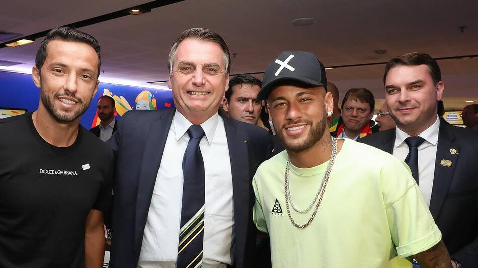 Neymar junto a Bolsonaro. Foto: El Liberal.