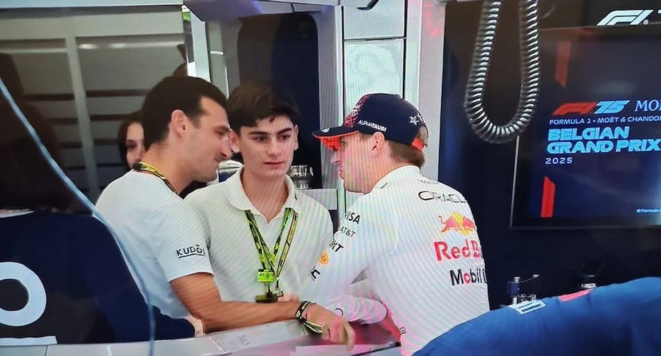 Lionel Scaloni junto a Max Verstappen en el Gran Premio de Bélgica