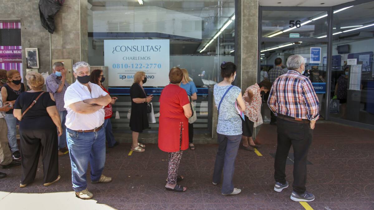 Jubilados denunciaron débitos automáticos no autorizados de sus cuentas bancarias. Foto: NA.