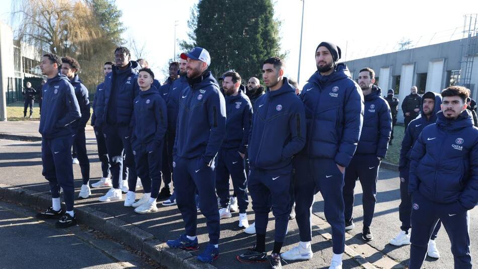 Visita de hinchas del PSG al plantel antes del clásico ante el Olympique de Marsella. Foto: NA.