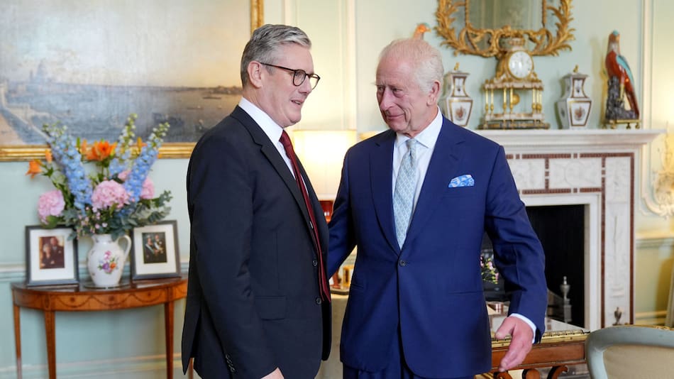 Keir Starmer junto al rey Carlos III. Foto: Reuters.