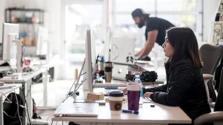 Las mujer trabaja más que el hombre pero es menos reconocida, según la UCA