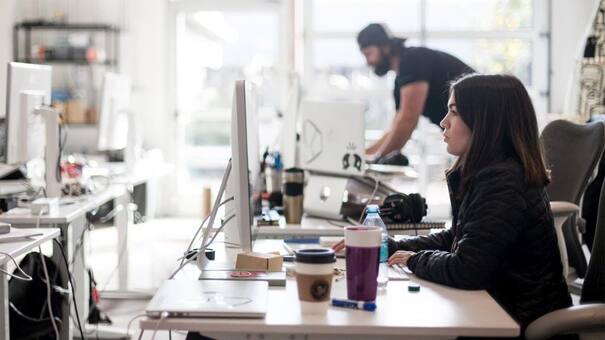 Las mujer trabaja más que el hombre pero es menos reconocida, según la UCA