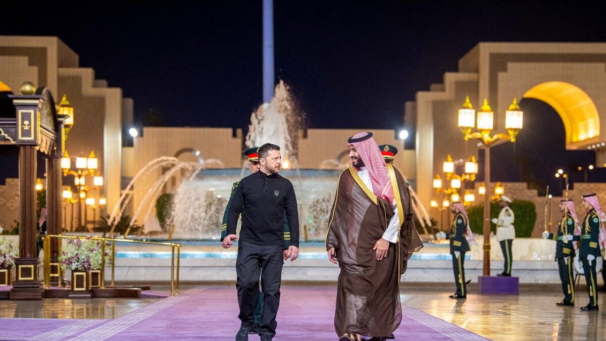 Volodímir Zelenski y Mohammed bin Salman en Yeda. Foto: Reuters.