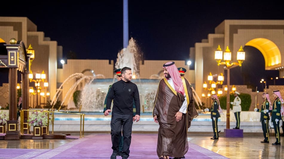Volodímir Zelenski y Mohammed bin Salman en Yeda. Foto: Reuters.
