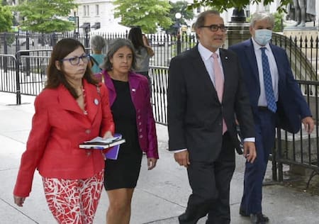 Silvina Batakis, junto con el embajador Jorge Argüello se dirigen al Departamento del Tesoro EEUU. Foto NA