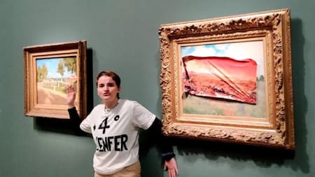 Activista vandaliza un cuadro de Monet en un museo de París. Foto: NA.