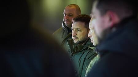 Zelenski le entregó al Ejército ucraniano un nuevo dron-misil probado en combate