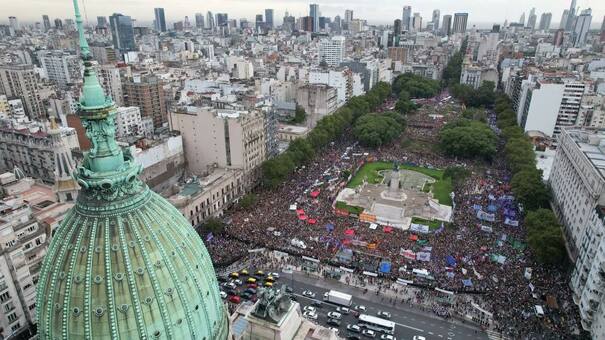“La libertad es nuestra": cientos de mujeres argentinas se movilizaron al Congreso por el 8M