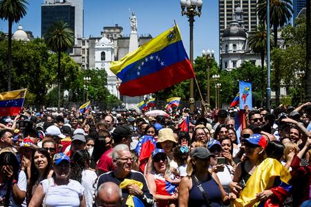 Venezolanos frente a la Casa Rosada. Foto: Reuters