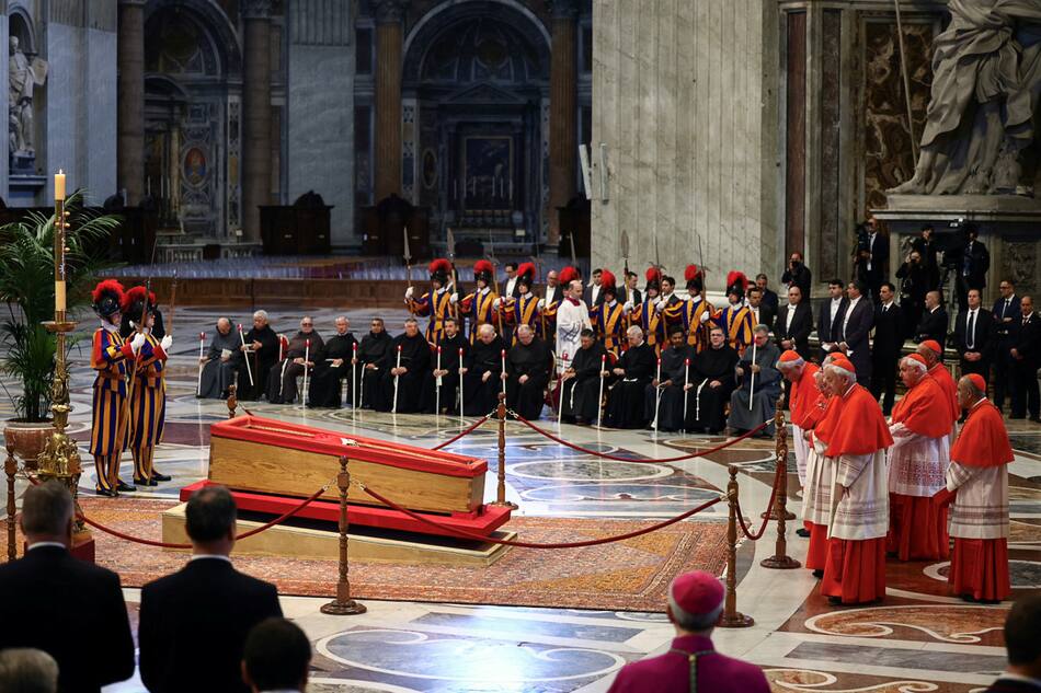 Traslado del cuerpo del papa Francisco a la basílica de San Pedro. Foto: REUTERS/Yara Nardi.