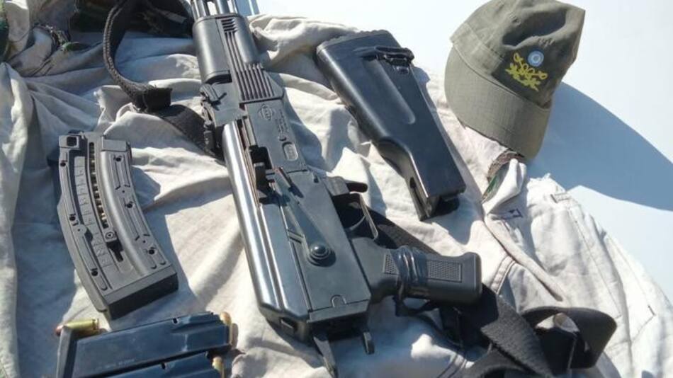 Motociclista que circulaba con una carabina AK-47