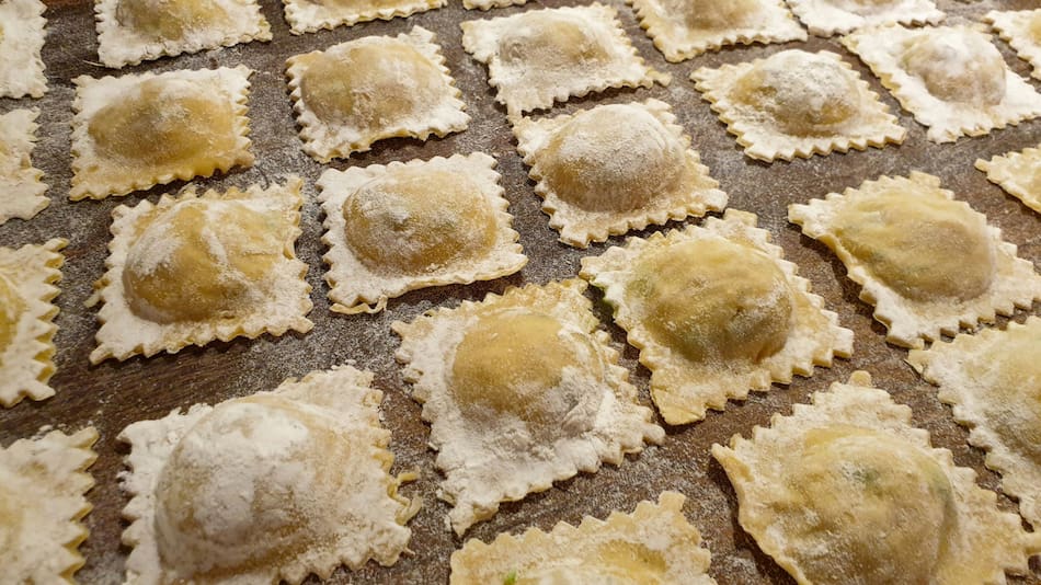 Cómo realizar ravioles caseros de papa, queso rallado y pimienta negra. Foto: Unsplash.