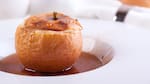 Receta de manzanas al vino tinto: sorprendé a todos con un postre fácil, rápido y económico