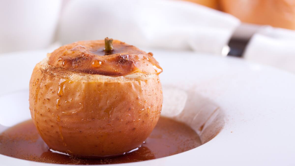 Receta de manzanas al vino tinto: sorprendé a todos con un postre fácil, rápido y económico