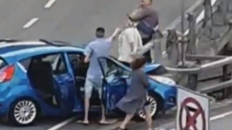 Chocan en Autopista 25 de Mayo y les encuentran un arma y botellas de alcohol