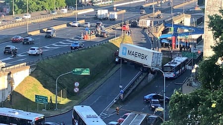 Cayó camión en General Paz altura Liniers, Foto @jotaleonetti