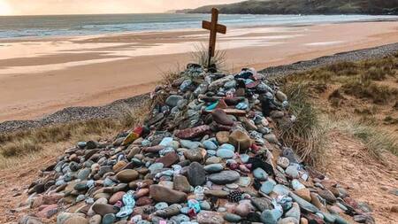 Monumento a Dobby, el elfo doméstico, en Gales. Fuente: X