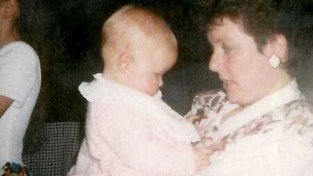 Kathleen Folbigg y uno de sus hijos.