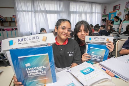 Fernando Espinoza y Axel Kicillof entregaron un millón de manuales y kits escolares. Foto: Prensa.